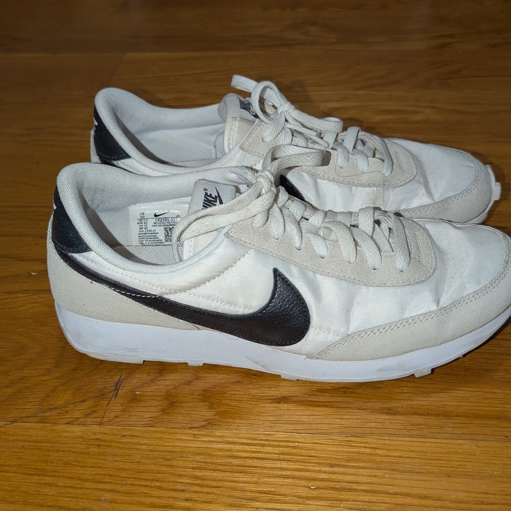 Nike White and Black Sneakers